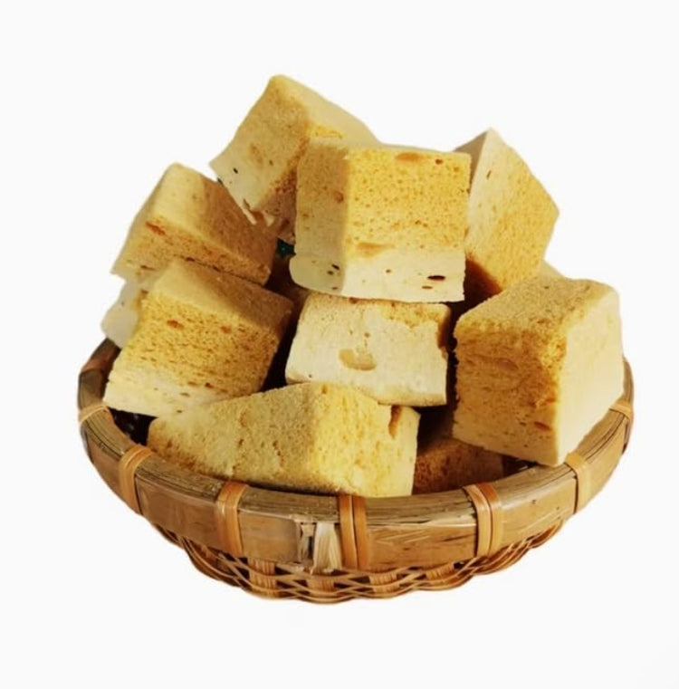 Hand - made honeycomb candy, old - style honeycomb maltose, also known as clinking candy, sugar melon or stove candy. It comes in a bag of 250g.