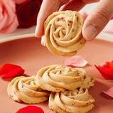 Rose-flavored Butter Cookies. A Romantic Rose Garden on Your Tongue, Locking in the Delicate Scent. Crispy Delight in Every Bite. Leisure Snacks, 52g per Box.