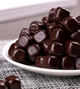 Korean Imported Black Mini Chocolate Beans in Can, Rich Dark Chocolate with Crispy Texture. Non-greasy & Not Overly Sweet. Ideal Christmas & Leisure Snacks. 86g per Can.