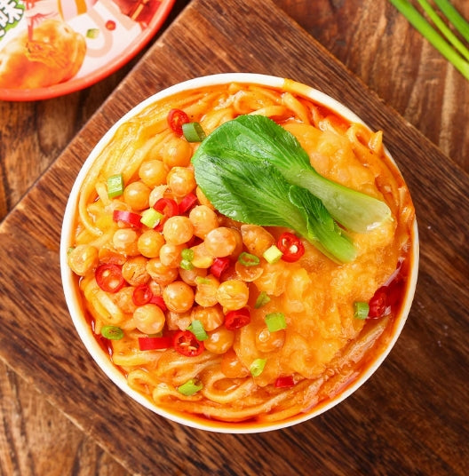 Mashed Potato Noodle Mix, Rich and Fragrant. A Tasty Chinese Snack, Ready-to-Eat. Perfect for Lunch, Dinner and Casual Snacking. 105g/Tub, Satisfy Your Cravings Anytime.班干部土豆泥拌面 105g/桶