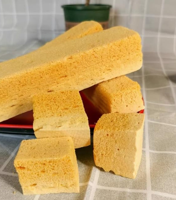 Hand - made honeycomb candy, old - style honeycomb maltose, also known as clinking candy, sugar melon or stove candy. It comes in a bag of 250g.